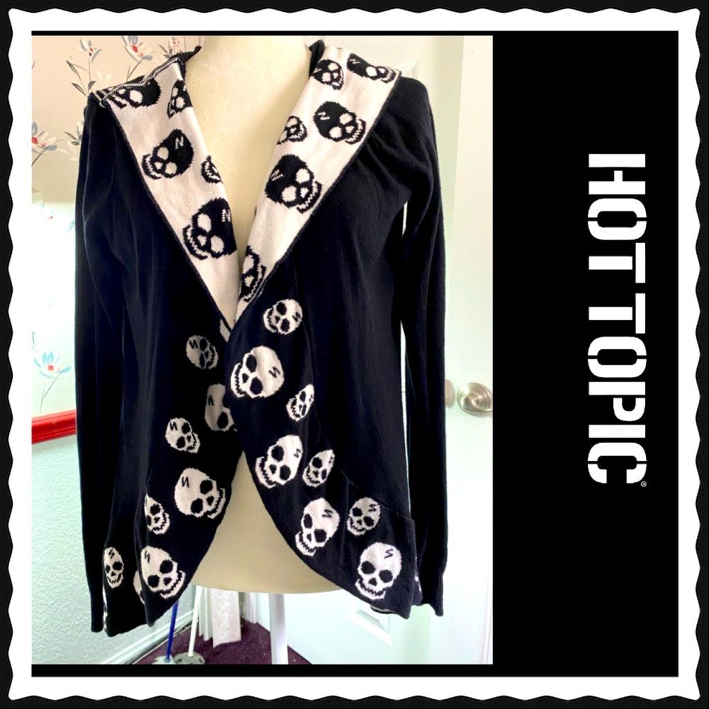 “Hot Topic” Black & White Skull Girls Hooded Cardigan.